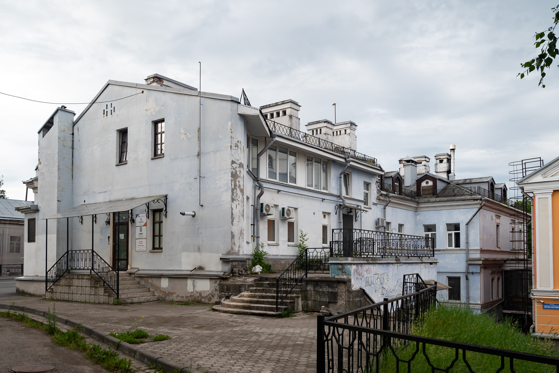 Псков, Советская набережная, 1 / Улица Леона Поземского, 2