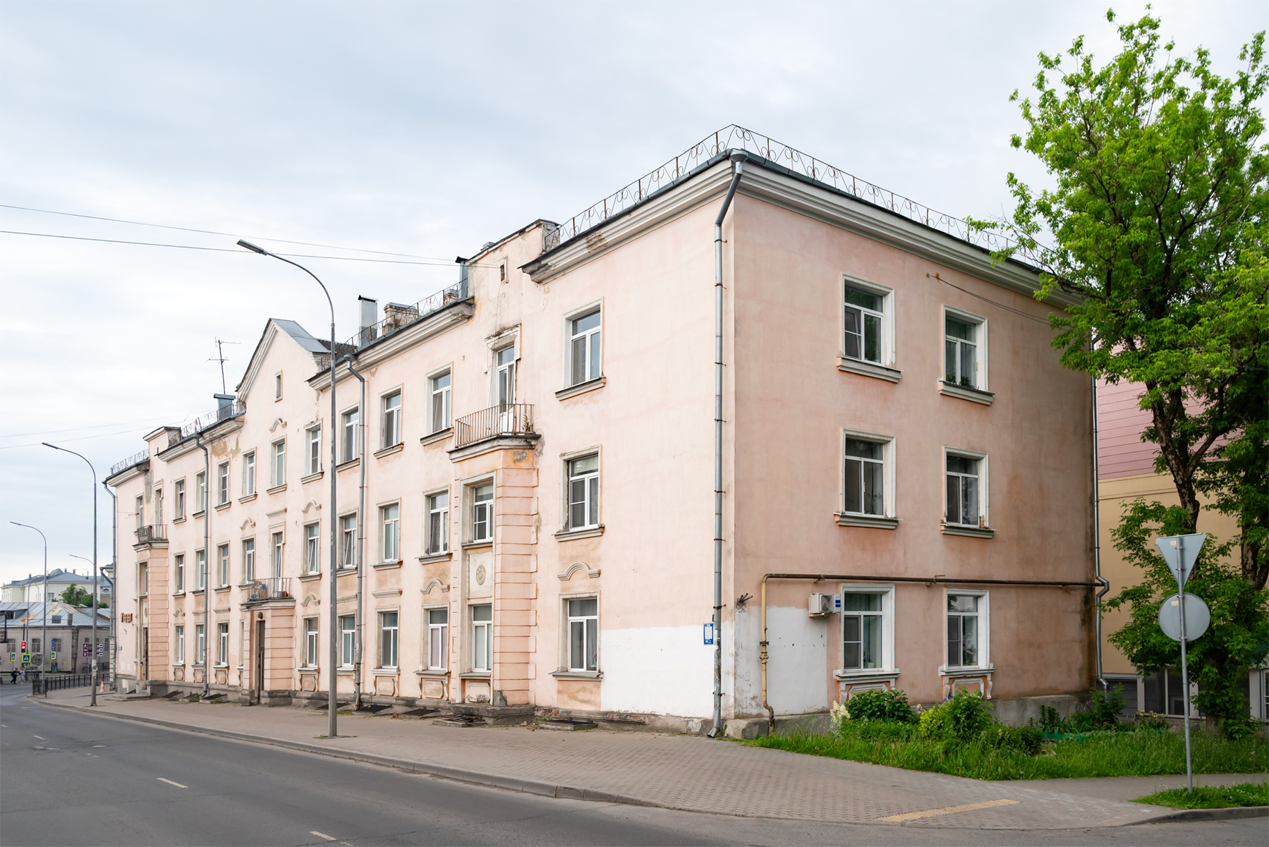 Псков, Улица Леона Поземского, 8