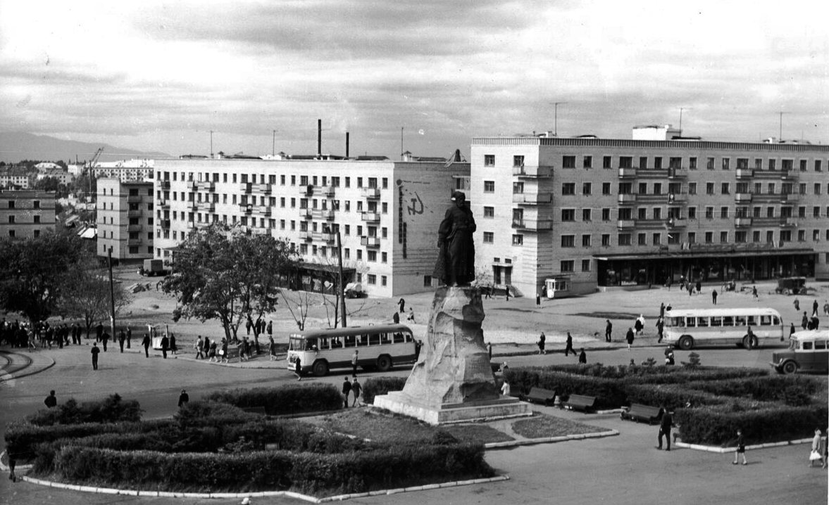 Хабаровск, Ленинградская улица, 83; Амурский бульвар, 63
