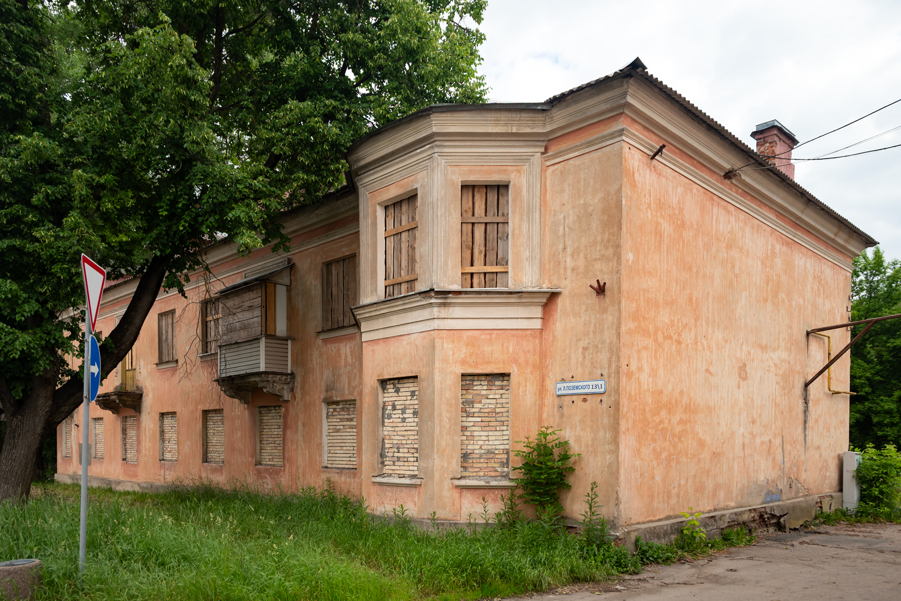 Псков, Улица Леона Поземского, 13 / Улица Олега Кошевого, 1